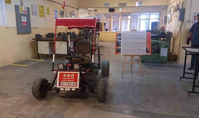 Gediz'de meslek lisesi öğretmen ve öğrencilerinin yaptığı güneş enerjisi ile çalışan araç