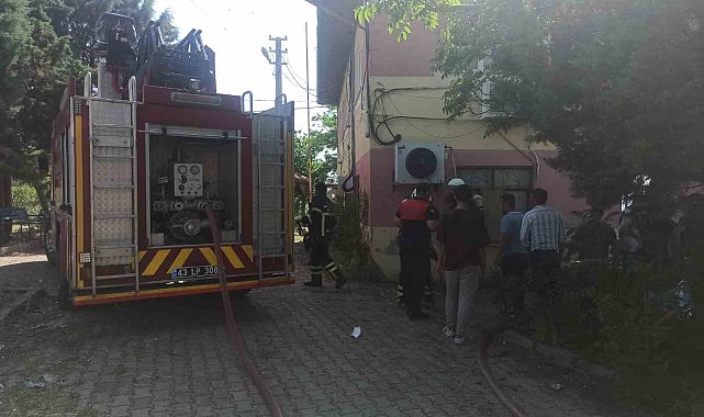 Gediz'de yangında bina kullanılamaz hale geldi