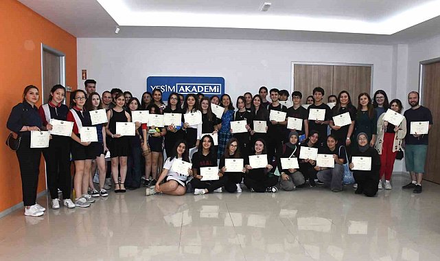 Genç gönüllülerin sertifika heyecanı