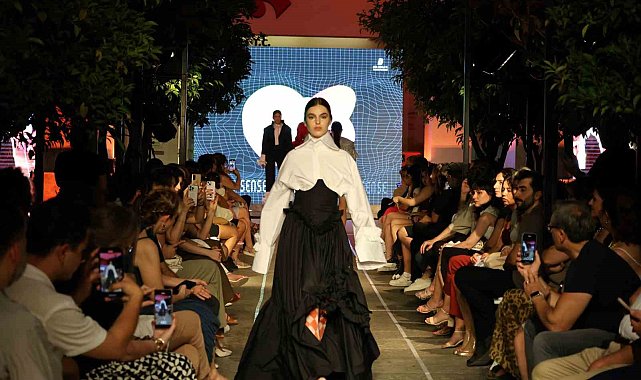 Genç modacılardan renkli defile