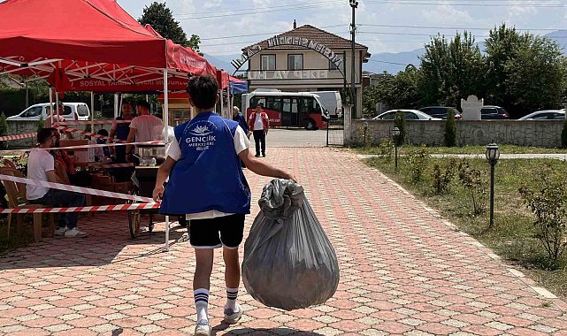 Gençler cami bahçesini pırıl pırıl yaptı