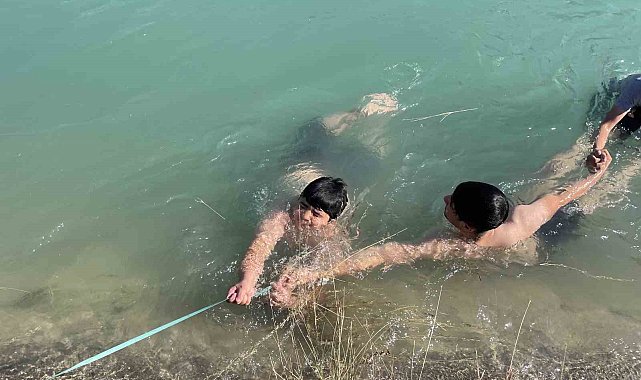 Gençlerden kanalda boğulmaya karşı 'Adana usulü' güvenlik önlemi