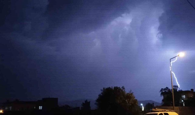 Gercüş'te şimşekler geceyi aydınlattı