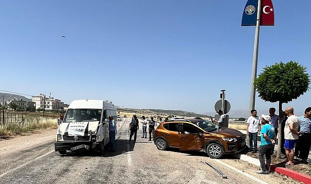 Gölbaşı ilçesinde otomobil ile minibüs çarpıştı: 3 yaralı
