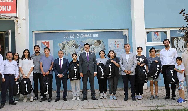 Gölbaşı'nda eskrim sporcularına malzeme desteği