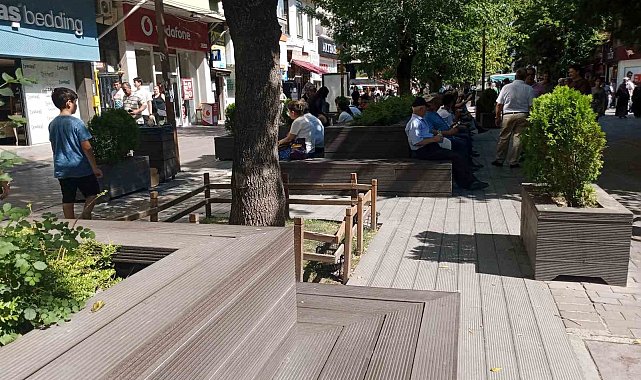 Gölgelerin altına sığınan vatandaşlar güneşli alanları boş bıraktı