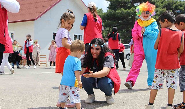 Gönüllü bireyler, depremzede çocukların yüzünü güldürdüler