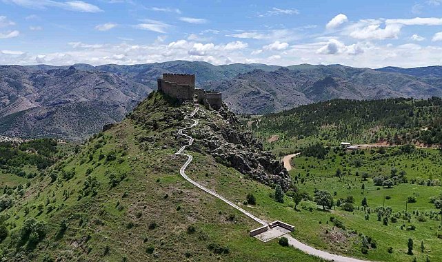 Gümüşhane'deki Kov Kalesi heybeti ile tarihe meydan okuyor