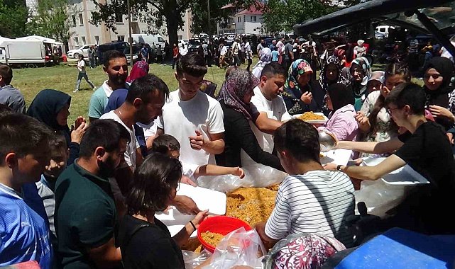 Hacet Bayramı'na binlerce kişi akın etti: Kazan kazan kavurma ve pilav dağıtıldı