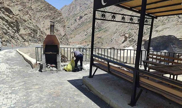 Hakkari-Van karayolu çöplerden temizlendi