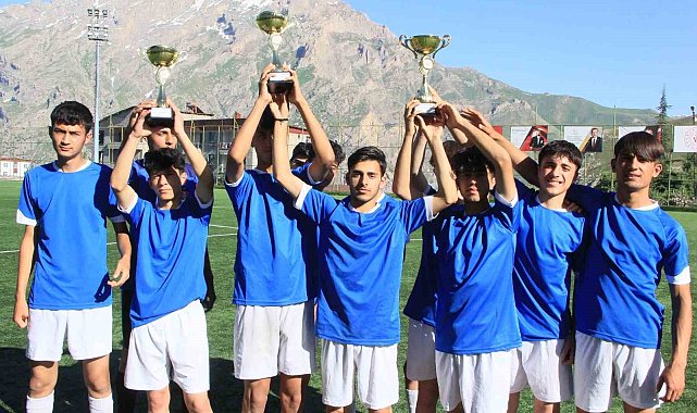 Hakkarili futbolcular destek bekliyor