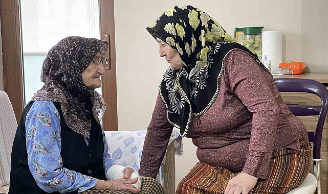 Hasta eşine ve 105 yaşındaki annesine gözü gibi bakıyor