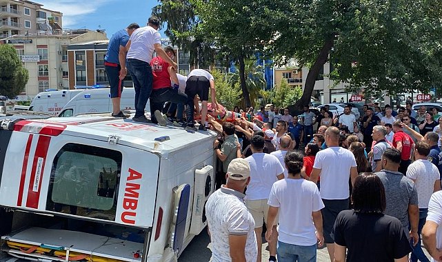 Hasta taşıyan ambulans devrildi: 4 yaralı