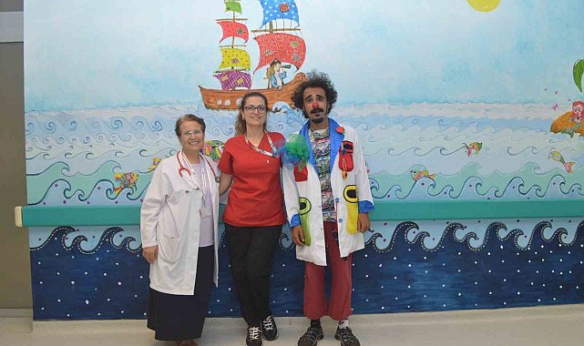 Hastaede tedavi gören çocuklara palyaço gösterisi