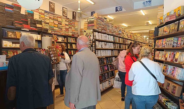 Havaların ısınıp turizm sezonun başlaması ve okulların kapanmasına yakın kitap satışları arttı