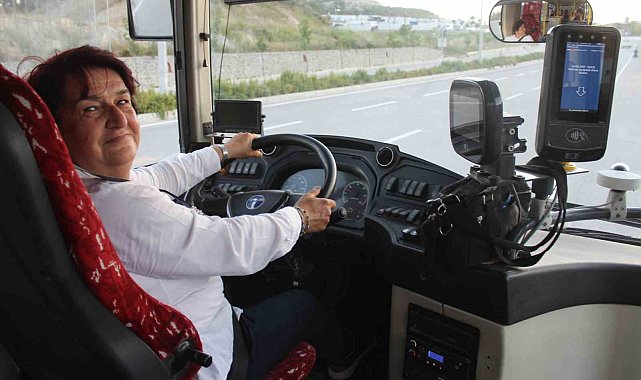 Hayali olan koltuğa kavuşan enkaz kentin tek kadın otobüs şoförü, 8 yıldır mesleğini severek yapıyor