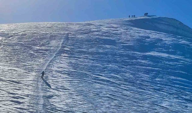 Haziran&#039;da Ağrı Dağı zirvesinde kayak keyfi