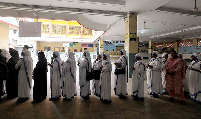 Hindistan'da aşırı sıcaklarda 33 seçim görevlisi hayatını kaybetti