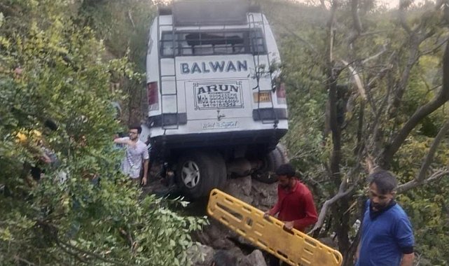 Hindistan'da otobüse saldırı: 10 ölü