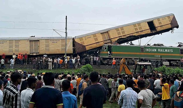 Hindistan'da tren kazası: 8 ölü, 60 yaralı