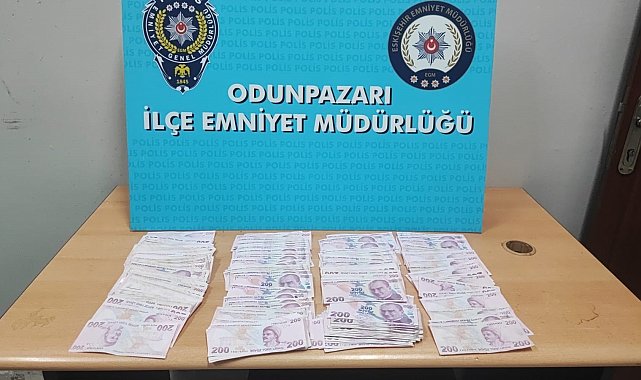 Hırsızlık yapan 2 şüpheli çaldıkları paralarla birlikte yakalandı