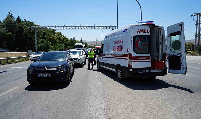 Hızını alamadı, trafik ışıklarında bekleyen araca çarptı: 6 yaralı