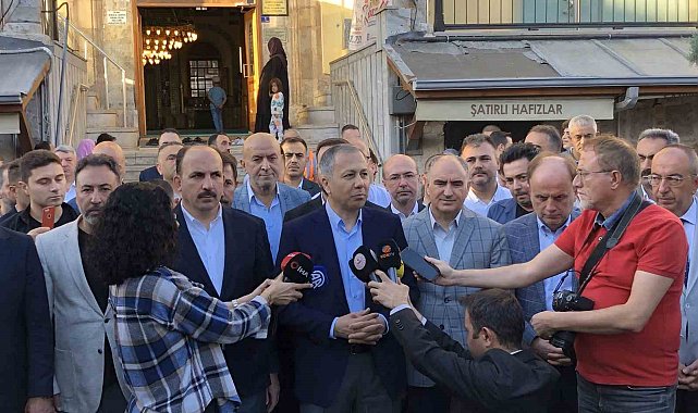 İçişleri Bakanı Yerlikaya bayram namazını Konya'da kıldı