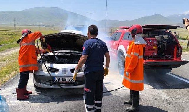 Iğdır-Doğubayazıt yolu üzerinde araçta çıkan yangın itfaiye ekipleri tarafından kontrol altına alındı