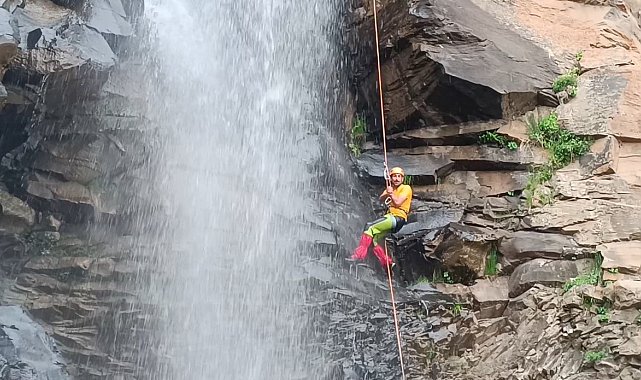 Iğdır'da bir ilke imza atan dağcılar şelaleden iniş yaptılar