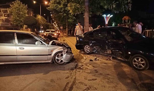 İki otomobil çarpıştı: 2 yaralı