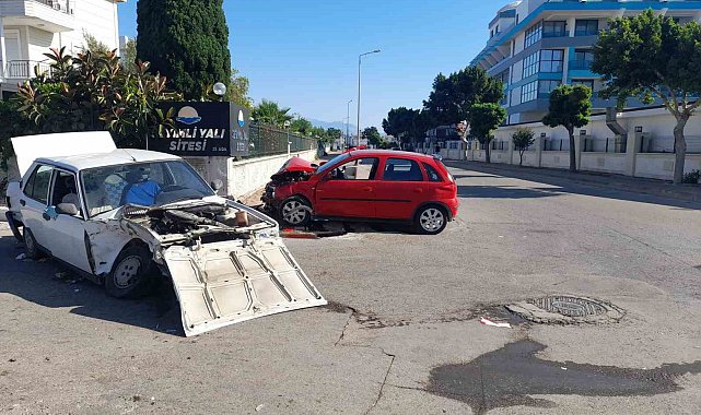 İki otomobil kafa kafaya çarpıştı: 2 yaralı