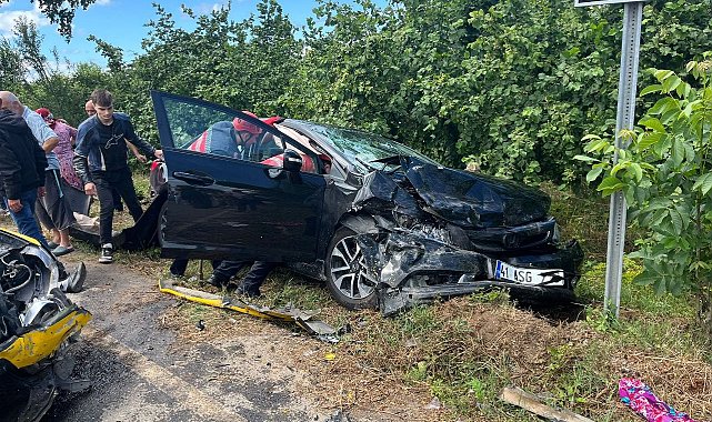 İki otomobil kafa kafaya çarpıştı: 8 yaralı