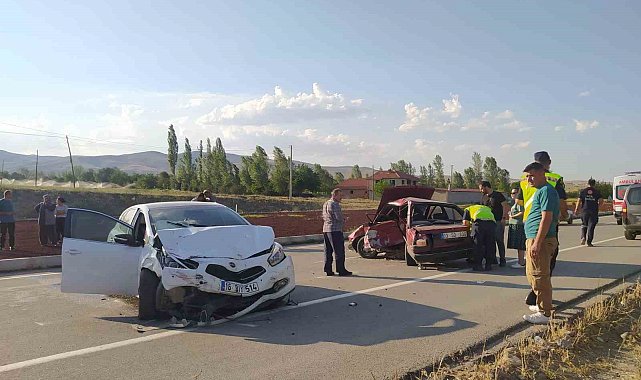 İki otomobilin çarpıştığı kazada 1 kişi öldü, 7 kişi yaralandı