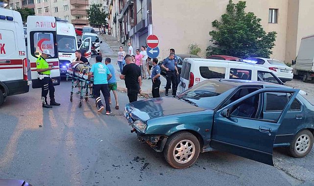 İki otomobilin çarpıştığı kazada 4 kişi yaralandı