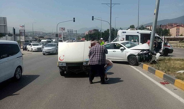 İki otomobilin çarpıştığı kazada 4 kişi yaralandı