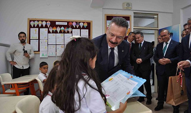 İlkokulu öğrencileri karnelerini Vali Aksoy&#039;un elinden aldı