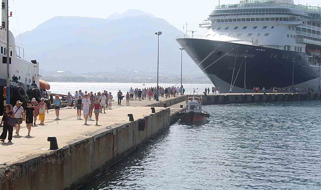 İngiliz turistleri taşıyan yolcu gemisi Alanya'da demirledi