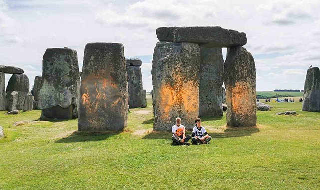 İngiltere'de çevreciler Stonehenge taşlarına turuncu toz boya püskürttü