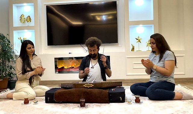 İran'dan gelen misafirler için santur çaldı