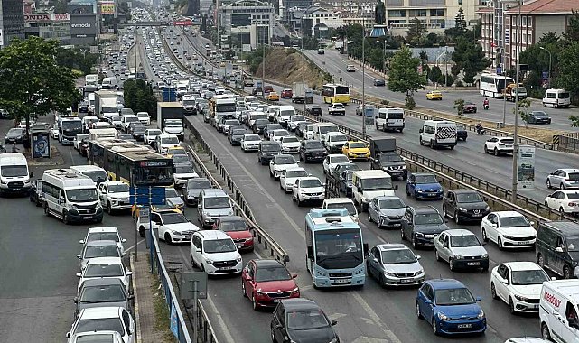 İstanbul'da bayram tatili başlamasıyla trafikte yoğunluk yaşanıyor