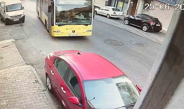 İstanbul'da İETT otobüsü dehşeti kamerada: Direksiyon başında uyuduğu iddia edilen şoför park halindeki 4 araca çarptı
