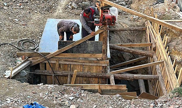 İstanbul'da nefes kesen kurtarma operasyonu kamerada: Kazanla zemine çakılan işçiyi itfaiye kurtardı