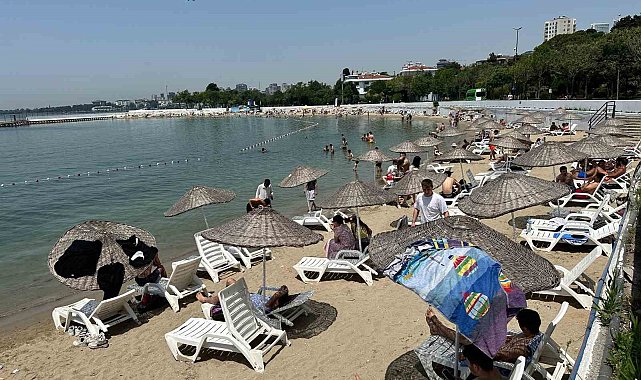 İstanbul'da sıcaktan bunalan vatandaşlar soluğu denizde aldı