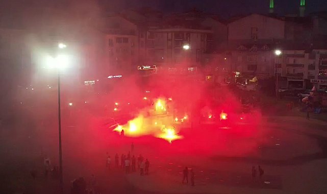 İstanbul'da taraftar grubu havai fişekli kutlama yaptı, ev ve ormanda yangın çıktı