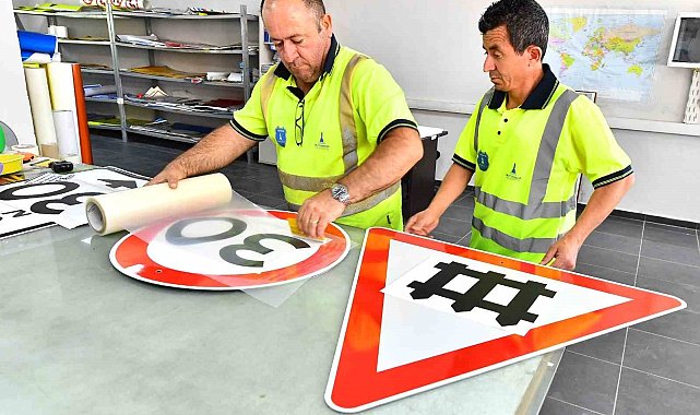 İzmir Büyükşehir, yılda 15 bin trafik levhası monte ediyor