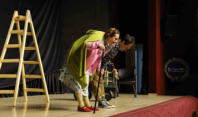 İzmir Şehir Tiyatroları Bandırma'da sahne aldı