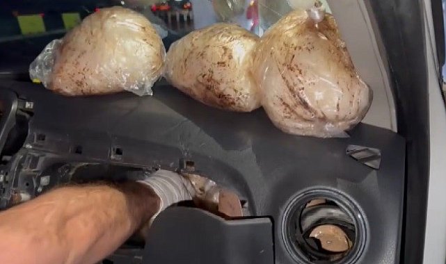 İzmir'de bir araçtan 8 kilogram metamfetamin ele geçirildi