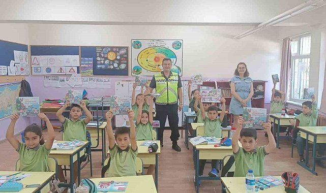 Jandarma öğrencilere trafik kurallarını anlattı