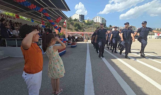Jandarma'nın 185. yılı etkinliklerinde Sandık ve Ritim isimli köpeklerin şovu nefes kesti