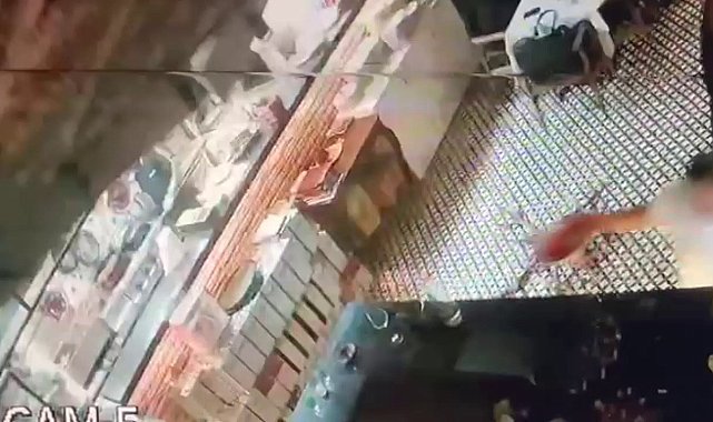 Kadıköy'de restoran tavanının çökme anı kamerada